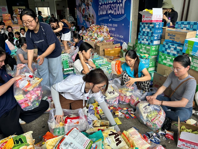 Con gái kêu cứu trợ lũ, mẹ tất tả gõ cửa cả xóm xin quần áo cũ- Ảnh 6.