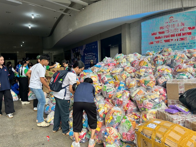 Con gái kêu cứu trợ lũ, mẹ tất tả gõ cửa cả xóm xin quần áo cũ- Ảnh 12.