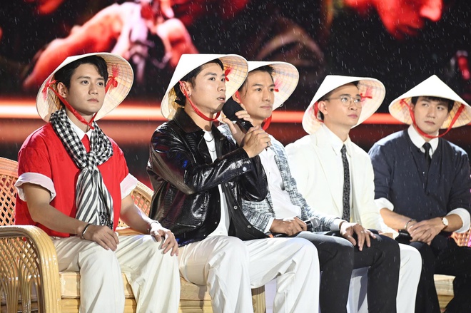 Đo&agrave;n phim 'Mưa đỏ' đội mưa giao lưu với kh&aacute;n giả TP.HCM  - Ảnh 3.