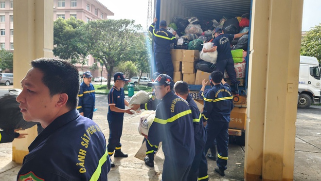 C&ocirc;ng an TP.HCM hỗ trợ khoảng 70 tấn h&agrave;ng cứu trợ b&agrave; con bị ngập lụt - Ảnh 3.