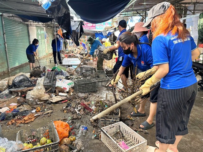 Thanh ni&ecirc;n dốc hết sức m&igrave;nh để cứu trợ người d&acirc;n v&ugrave;ng lũ trung bộ- Ảnh 8.