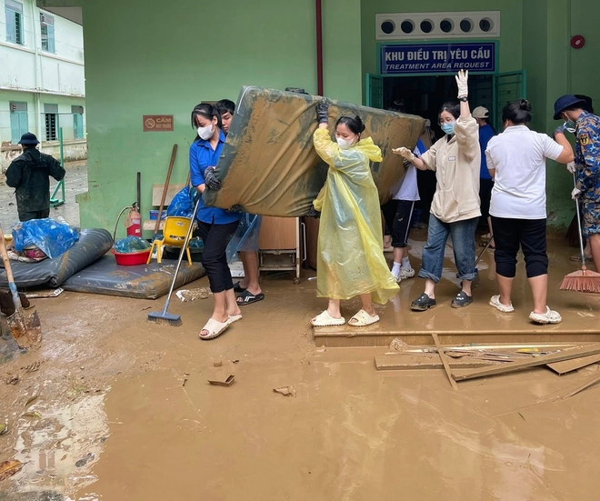 Thanh ni&ecirc;n dốc hết sức m&igrave;nh để cứu trợ người d&acirc;n v&ugrave;ng lũ trung bộ- Ảnh 11.