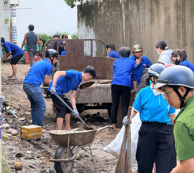 Thanh ni&ecirc;n dốc hết sức m&igrave;nh để cứu trợ người d&acirc;n v&ugrave;ng lũ trung bộ- Ảnh 12.