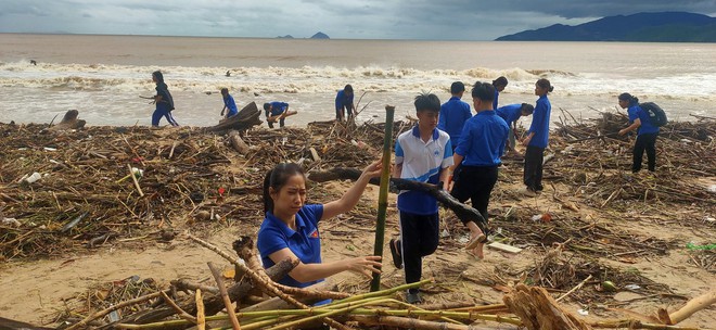 Thanh ni&ecirc;n dốc hết sức m&igrave;nh để cứu trợ người d&acirc;n v&ugrave;ng lũ trung bộ- Ảnh 13.