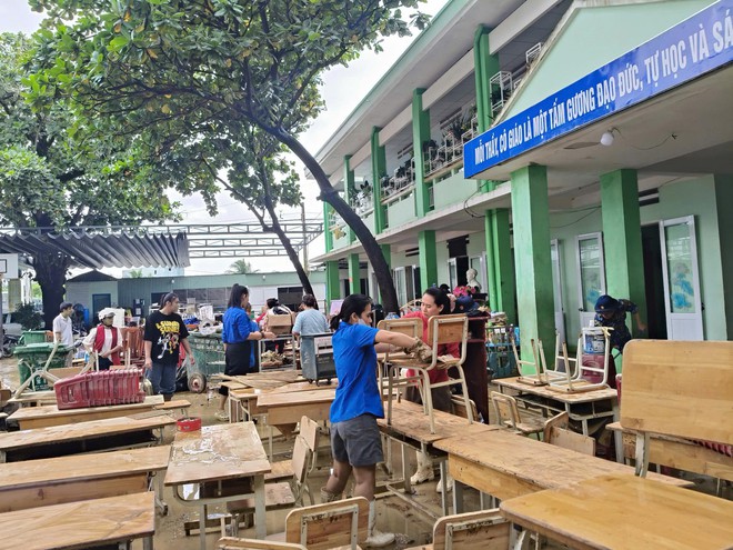 Thanh ni&ecirc;n dốc hết sức m&igrave;nh để cứu trợ người d&acirc;n v&ugrave;ng lũ trung bộ- Ảnh 14.