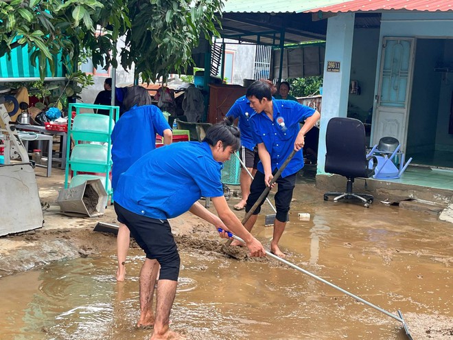 Thanh ni&ecirc;n dốc hết sức m&igrave;nh để cứu trợ người d&acirc;n v&ugrave;ng lũ trung bộ- Ảnh 15.