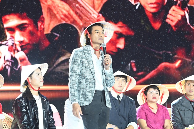 Đo&agrave;n phim 'Mưa đỏ' đội mưa giao lưu với kh&aacute;n giả TP.HCM  - Ảnh 2.