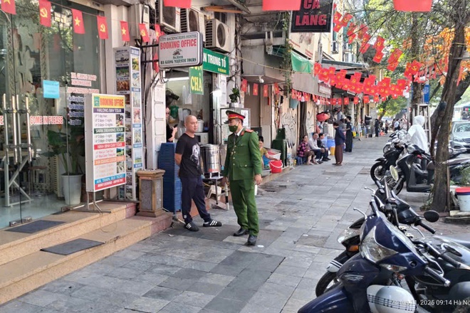 Vỉa hè phố cổ Hà Nội dần 'chuyển mình' thành kiểu mẫu, du khách ngỡ ngàng- Ảnh 9.