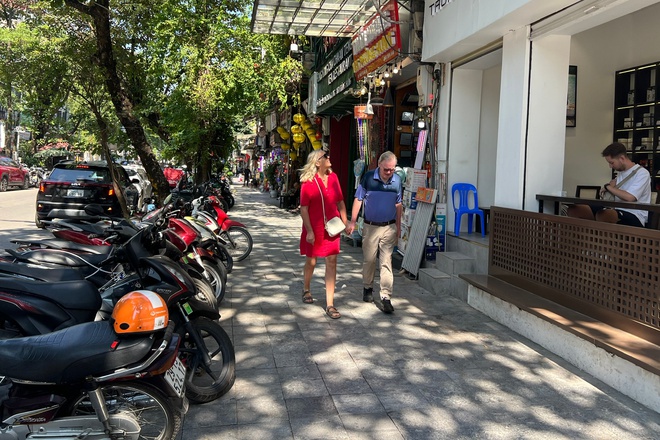 Vỉa hè phố cổ Hà Nội dần 'chuyển mình' thành kiểu mẫu, du khách ngỡ ngàng- Ảnh 8.