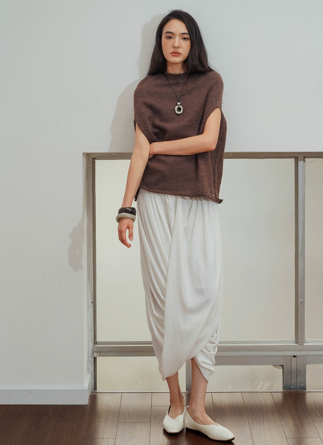 Diện chân váy dài tới công sở, phối đồ càng đơn giản càng đẹp, sang Diện chân váy dài tới công sở, phối đồ càng đơn giản càng đẹp, sang- Ảnh 9.