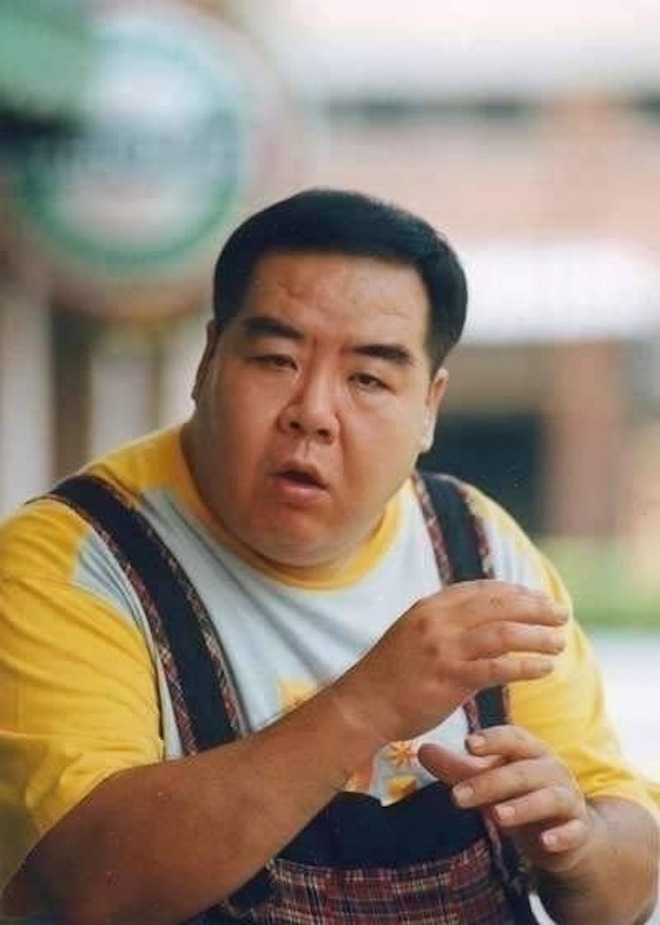 'Vinh thịt lợn' Trịnh Tắc Sĩ b&aacute;c tin qua đời, sống trong khu ổ chuột - Ảnh 3.