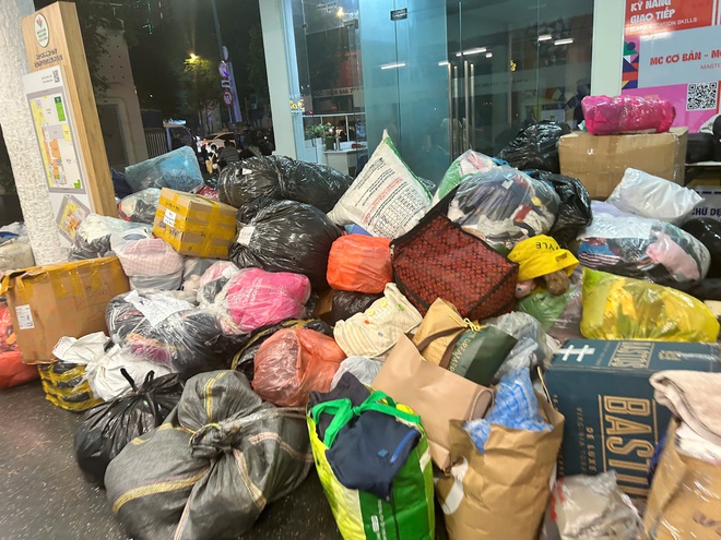 Cận cảnh núi quần áo cứu trợ khổng lồ từ TP.HCM chuẩn bị gửi cho Khánh Hòa - Ảnh 11.