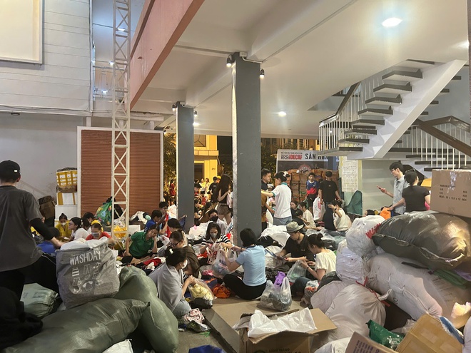 Cận cảnh núi quần áo cứu trợ khổng lồ từ TP.HCM chuẩn bị gửi cho Khánh Hòa - Ảnh 7.