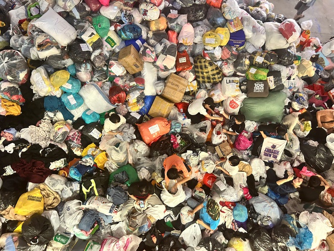 Cận cảnh núi quần áo cứu trợ khổng lồ từ TP.HCM chuẩn bị gửi cho Khánh Hòa - Ảnh 8.