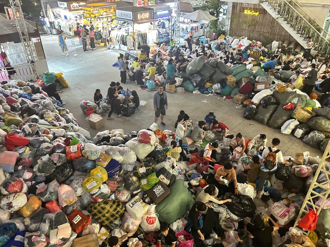 Cận cảnh núi quần áo cứu trợ khổng lồ từ TP.HCM chuẩn bị gửi cho Khánh Hòa - Ảnh 9.