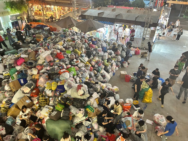 Cận cảnh núi quần áo cứu trợ khổng lồ từ TP.HCM chuẩn bị gửi cho Khánh Hòa - Ảnh 10.