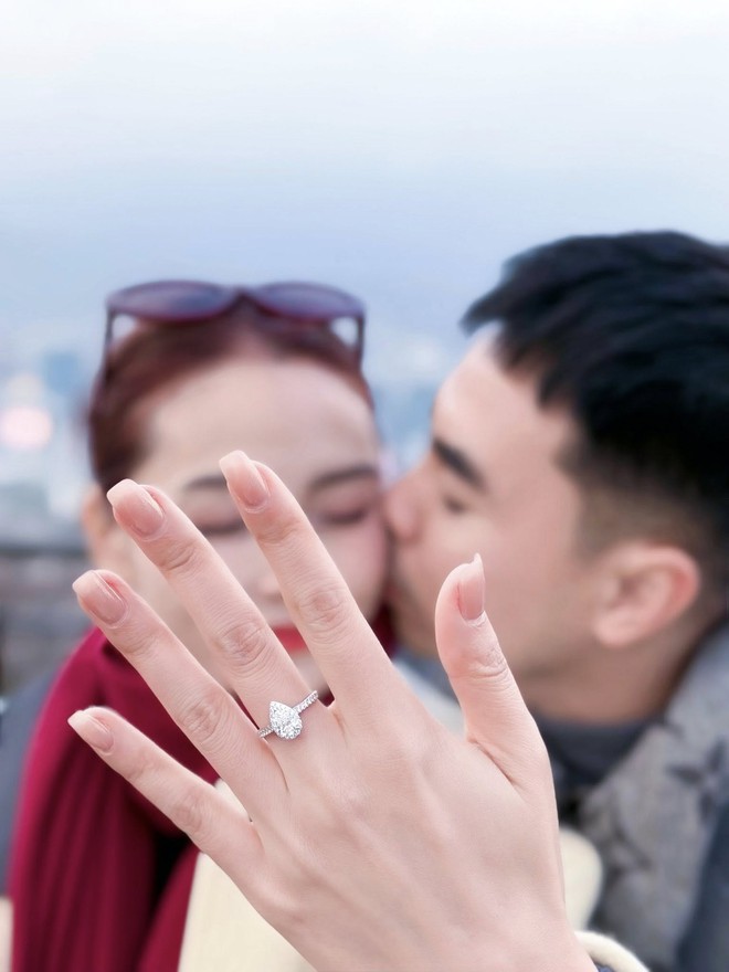 Tiền vệ Đức Huy cầu hôn nữ MC xinh đẹp của VTV: ‘Chốt đơn’- Ảnh 3. Tiền vệ Đức Huy cầu hôn nữ MC xinh đẹp của VTV: ‘Chốt đơn’- Ảnh 3.