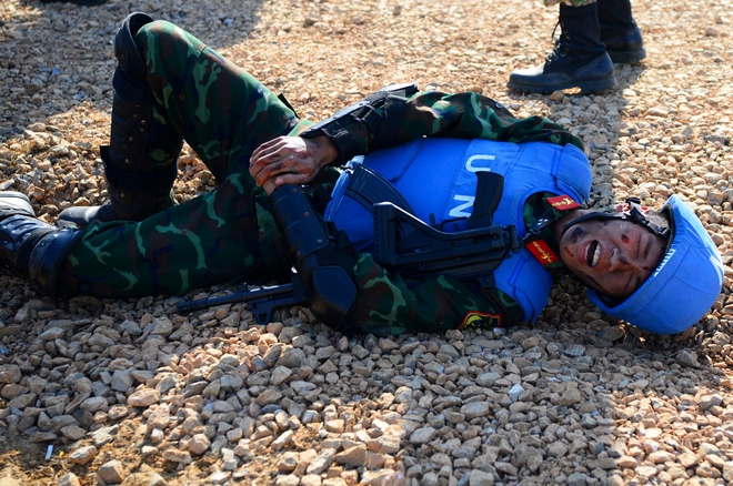 Quân đội Việt Nam - Ấn Độ diễn tập cứu trợ thảm họa động đất tại VINBAX 2025 - Ảnh 14. Quân đội Việt Nam - Ấn Độ diễn tập cứu trợ thảm họa động đất tại VINBAX 2025 - Ảnh 14.