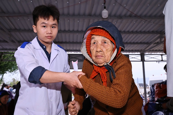 Giám đốc Sở Y tế Đồng Nai kể nghĩa tình đến vùng lũ Đắk Lắk- Ảnh 10. Giám đốc Sở Y tế Đồng Nai kể nghĩa tình đến vùng lũ Đắk Lắk- Ảnh 10.