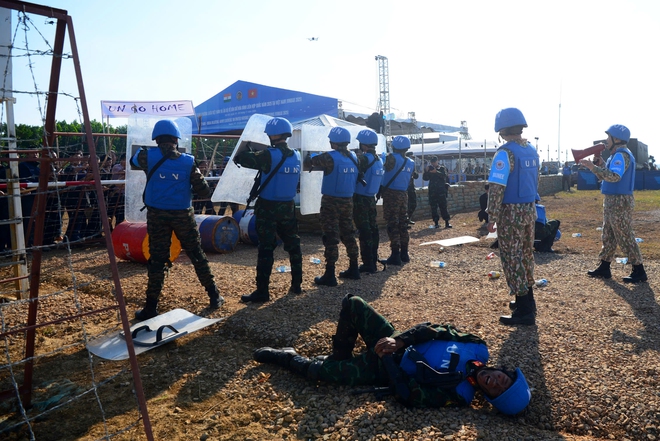 Quân đội Việt Nam - Ấn Độ diễn tập cứu trợ thảm họa động đất tại VINBAX 2025 - Ảnh 12. Quân đội Việt Nam - Ấn Độ diễn tập cứu trợ thảm họa động đất tại VINBAX 2025 - Ảnh 12.