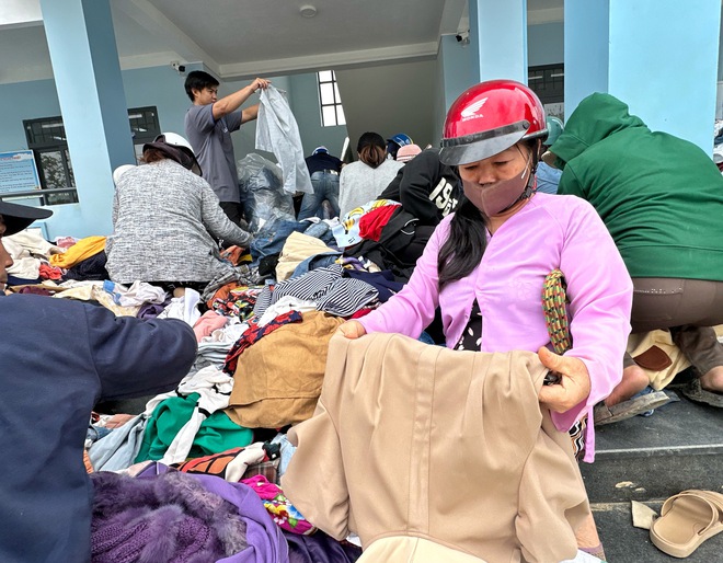 Hôm nay, đoàn xe cứu trợ khắp mọi miền Tổ quốc tiếp tục tiến về vùng lũ - Ảnh 6.