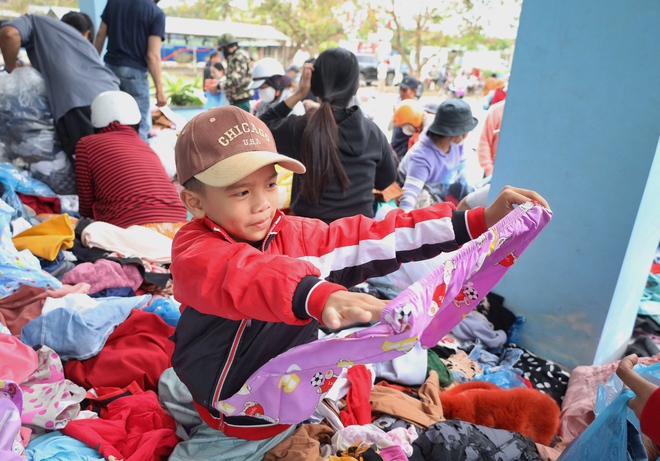 Hôm nay, đoàn xe cứu trợ khắp mọi miền Tổ quốc tiếp tục tiến về vùng lũ - Ảnh 5.