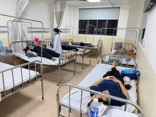 TP.HCM: Gần 80 công nhân, học sinh nhập viện nghi ngộ độc thực phẩm, phản vệ thức ăn- Ảnh 2. TP.HCM: Gần 80 công nhân, học sinh nhập viện nghi ngộ độc thực phẩm, phản vệ thức ăn- Ảnh 2.