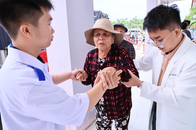 Giám đốc Sở Y tế Đồng Nai kể nghĩa tình đến vùng lũ Đắk Lắk- Ảnh 9. Giám đốc Sở Y tế Đồng Nai kể nghĩa tình đến vùng lũ Đắk Lắk- Ảnh 9.