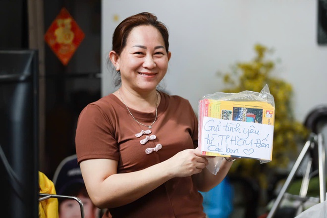 Chỉ sau 3 ngày kêu gọi: Hơn 100.000 cuốn tập gửi tặng học sinh vùng lũ - Ảnh 3.