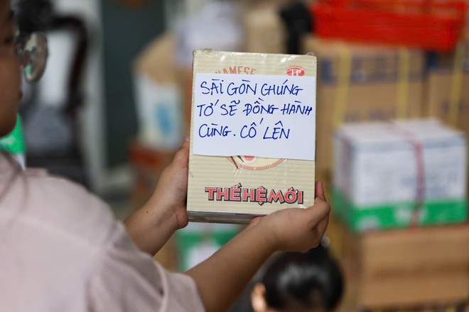 Chỉ sau 3 ngày kêu gọi: Hơn 100.000 cuốn tập gửi tặng học sinh vùng lũ - Ảnh 1.