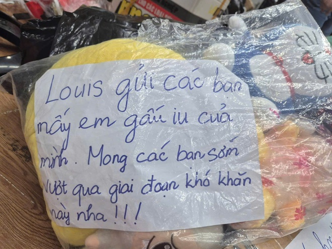 Chỉ sau 3 ngày kêu gọi: Hơn 100.000 cuốn tập gửi tặng học sinh vùng lũ - Ảnh 2.