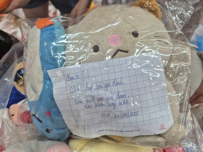 Chỉ sau 3 ngày kêu gọi: Hơn 100.000 cuốn tập gửi tặng học sinh vùng lũ - Ảnh 4.