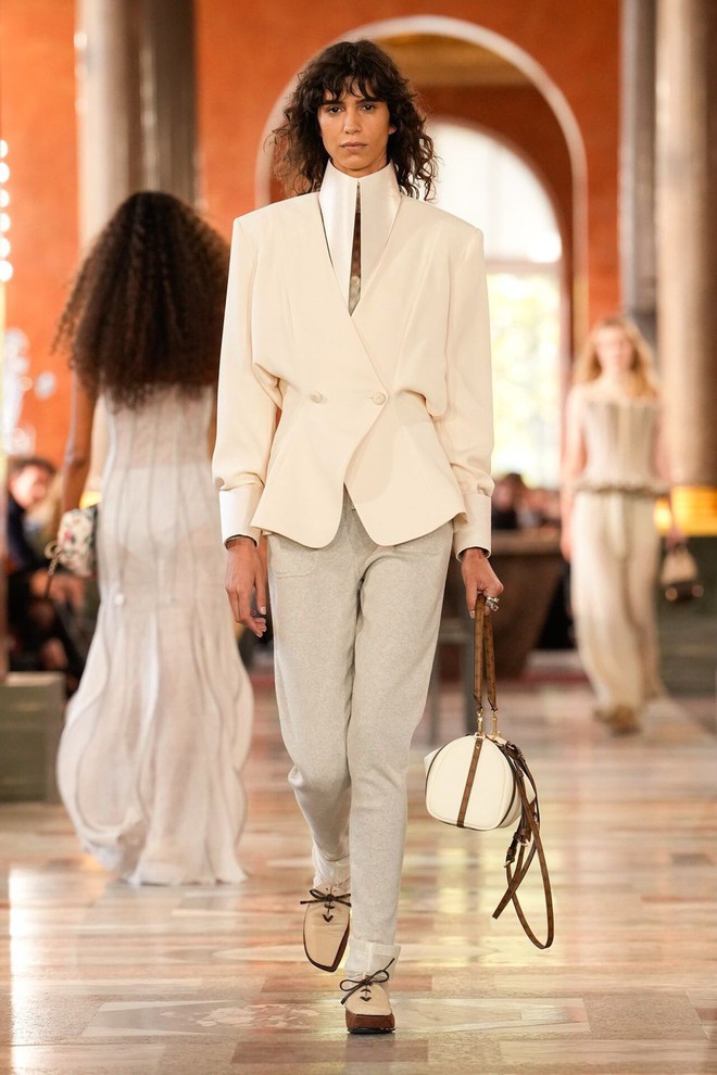 'May đo mềm nổi sóng', suit, vest trẻ trung lại lên ngôi- Ảnh 9. 'May đo mềm nổi sóng', suit, vest trẻ trung lại lên ngôi- Ảnh 9.