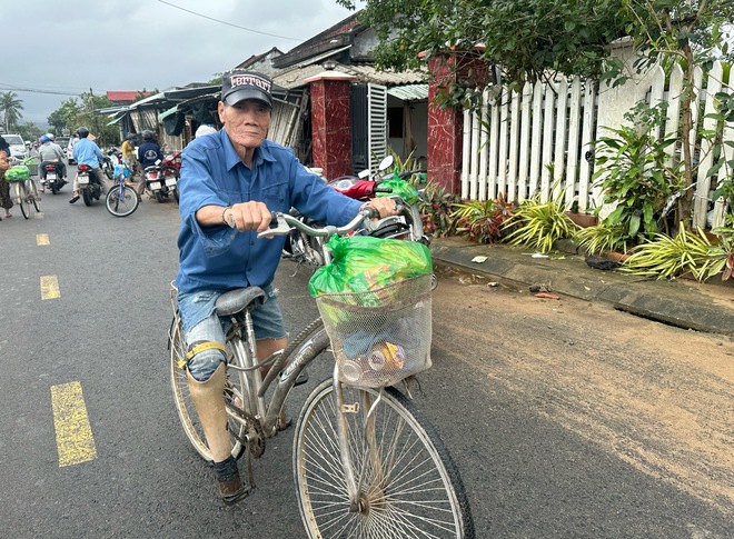 PV Báo Thanh Niên tác nghiệp ở tâm lũ, xúc động vì nghĩa tình TP.HCM - Ảnh 5.