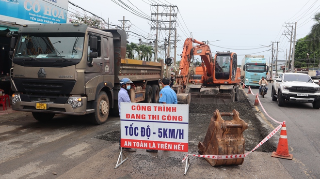 'Đường tránh' Đồng Xoài được sửa chữa sau phản ánh của Báo Thanh Niên- Ảnh 2. 'Đường tránh' Đồng Xoài được sửa chữa sau phản ánh của Báo Thanh Niên- Ảnh 2.