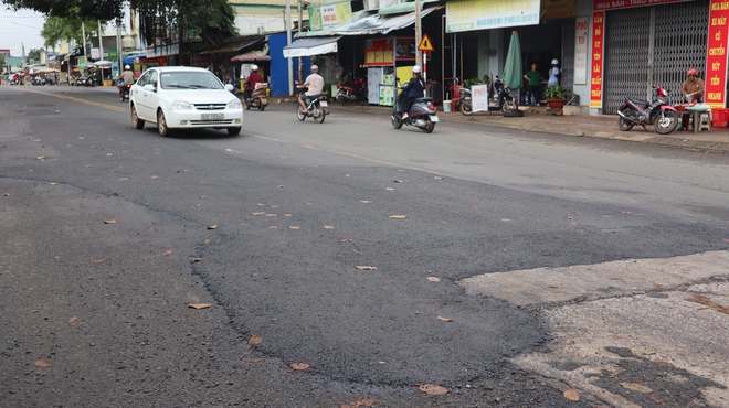 'Đường tránh' Đồng Xoài được sửa chữa sau phản ánh của Báo Thanh Niên- Ảnh 9. 'Đường tránh' Đồng Xoài được sửa chữa sau phản ánh của Báo Thanh Niên- Ảnh 9.