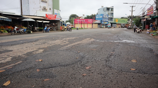 'Đường tránh' Đồng Xoài được sửa chữa sau phản ánh của Báo Thanh Niên- Ảnh 5. 'Đường tránh' Đồng Xoài được sửa chữa sau phản ánh của Báo Thanh Niên- Ảnh 5.