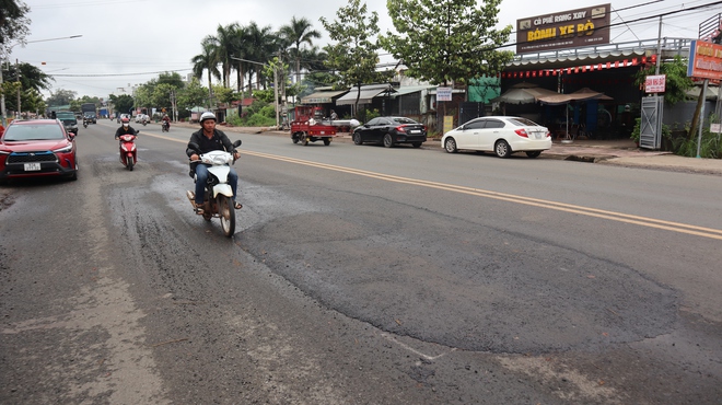 'Đường tránh' Đồng Xoài được sửa chữa sau phản ánh của Báo Thanh Niên- Ảnh 7. 'Đường tránh' Đồng Xoài được sửa chữa sau phản ánh của Báo Thanh Niên- Ảnh 7.