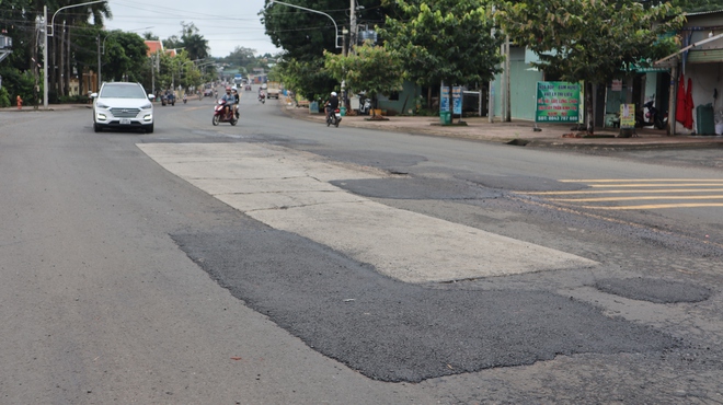 'Đường tránh' Đồng Xoài được sửa chữa sau phản ánh của Báo Thanh Niên- Ảnh 10. 'Đường tránh' Đồng Xoài được sửa chữa sau phản ánh của Báo Thanh Niên- Ảnh 10.