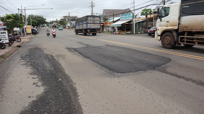 'Đường tránh' Đồng Xoài được sửa chữa sau phản ánh của Báo Thanh Niên- Ảnh 6. 'Đường tránh' Đồng Xoài được sửa chữa sau phản ánh của Báo Thanh Niên- Ảnh 6.