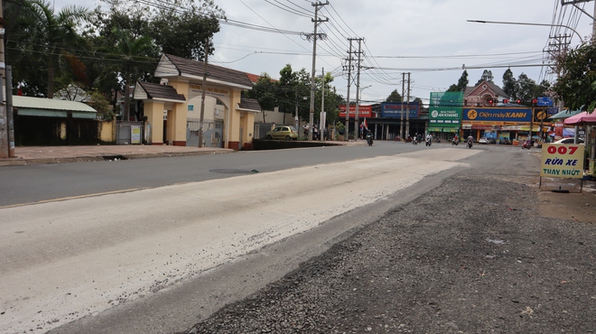 'Đường tránh' Đồng Xoài được sửa chữa sau phản ánh của Báo Thanh Niên- Ảnh 4. 'Đường tránh' Đồng Xoài được sửa chữa sau phản ánh của Báo Thanh Niên- Ảnh 4.
