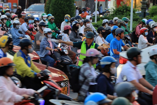 Đi l&agrave;m về giờ tan tầm kẹt xe muốn "tắt thở"  - Ảnh 6.