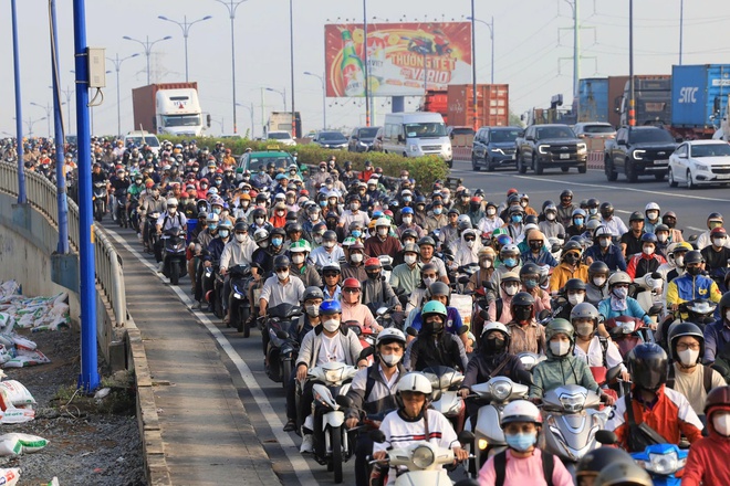 Đi l&agrave;m về giờ tan tầm kẹt xe muốn "tắt thở"  - Ảnh 4.