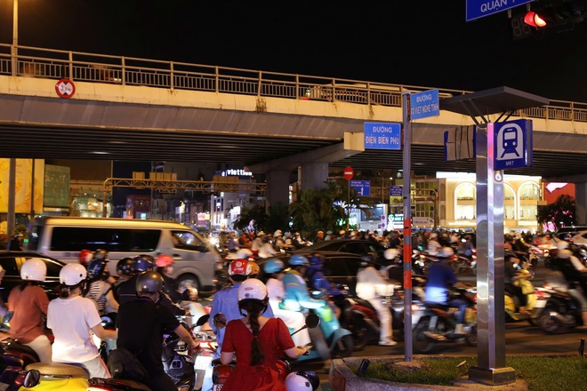 Đi l&agrave;m về giờ tan tầm kẹt xe muốn "tắt thở"  - Ảnh 5.