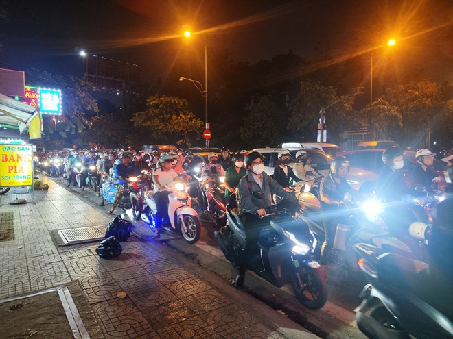 Đi l&agrave;m về giờ tan tầm kẹt xe muốn "tắt thở"  - Ảnh 7.