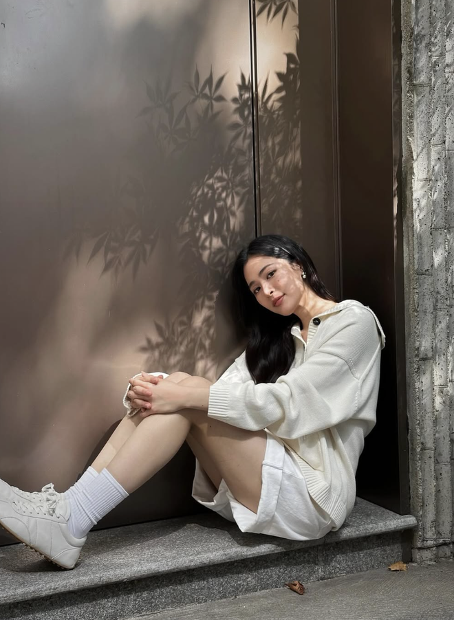 Chỉ với tông trắng, nàng vẫn đủ nổi bật giữa đám đông- Ảnh 2.