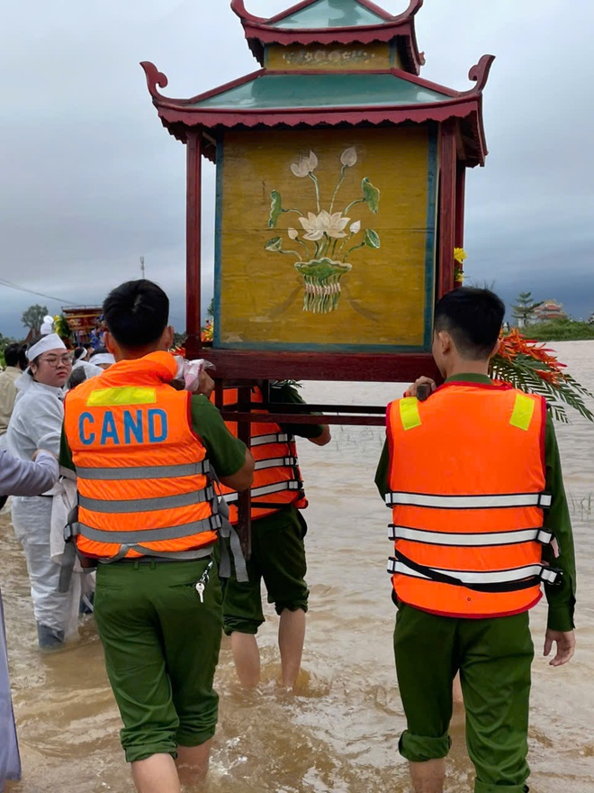 Công an xã lội nước bạc tiễn đưa người đã khuất ở vùng lũ Quảng Trị - Ảnh 2.