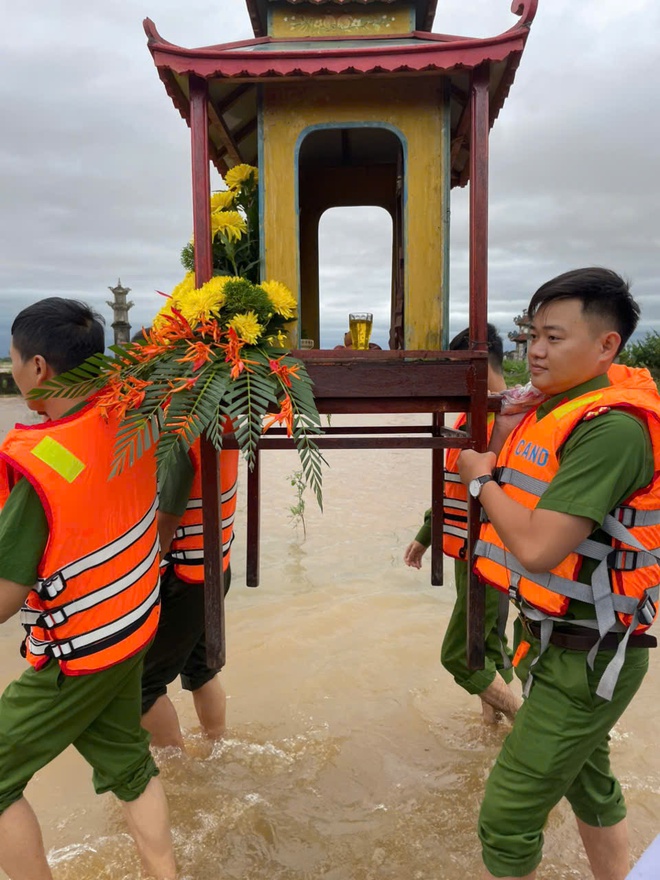 Công an xã lội nước bạc tiễn đưa người đã khuất ở vùng lũ Quảng Trị - Ảnh 3.