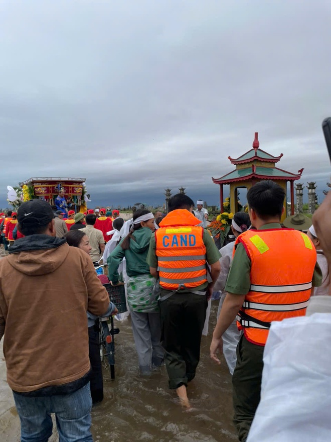 Công an xã lội nước bạc tiễn đưa người đã khuất ở vùng lũ Quảng Trị - Ảnh 5.