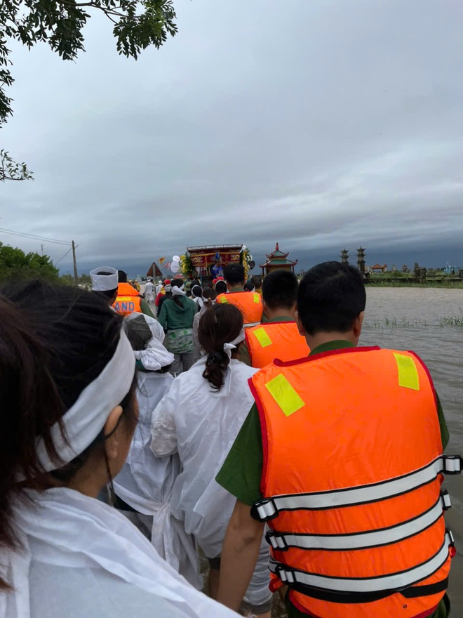 Công an xã lội nước bạc tiễn đưa người đã khuất ở vùng lũ Quảng Trị - Ảnh 4.